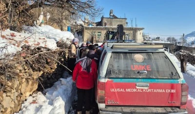 Yolları kardan kapanan k&ouml;ylerdeki hastalar hastanelere ulaştırıldı