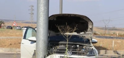 Y&ouml;n tabelasına &ccedil;arpan otomobildeki 2 kişi yaralandı