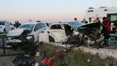Yozgat'ta 2 otomobilin &ccedil;arpışması sonucu 2 kişi &ouml;ld&uuml;, 1 kişi yaralandı
