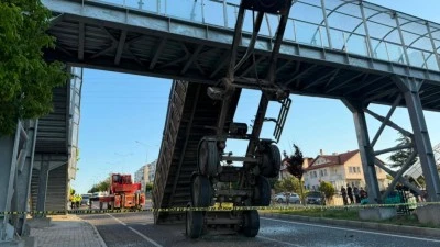 Yozgat'ta tırın a&ccedil;ık kalan damperi &uuml;st ge&ccedil;ide takıldı