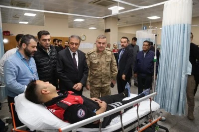  Yunus timinin otomobille &ccedil;arpışması sonucu 2 polis yaralandı 