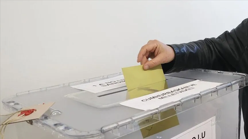 Yurt dışı ve g&uuml;mr&uuml;klerde şu ana kadar 1 milyon 404 bin se&ccedil;men oy kullandı