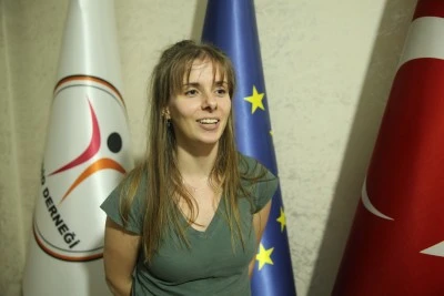 Yurt dışından gelen gen&ccedil;lerle iletişim sayesinde İngilizce &ouml;ğreniyorlar