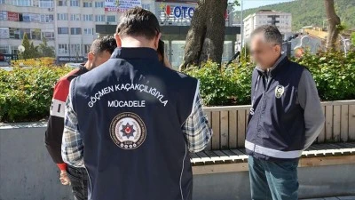 Yurt genelindeki operasyonlarda 52 g&ouml;&ccedil;men ka&ccedil;ak&ccedil;ısı tutuklandı