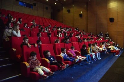 Zarokistan&rsquo;daki &ccedil;ocuklar tiyatroda buluştu
