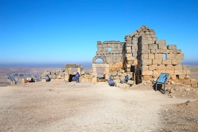 Zerzevan Kalesi'nin surları kazılarla ortaya &ccedil;ıkarılıyor