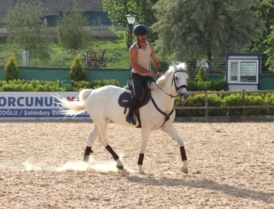 Hobi olarak biniciliğe başlayan doktor lisanslı sporcu oldu
