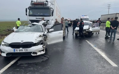 Zincirleme trafik kazasında 2 kişi &ouml;ld&uuml;, 2 kişi yaralandı