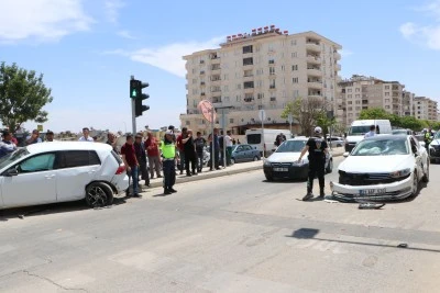 Zincirleme trafik kazasında 2 kişi yaralandı