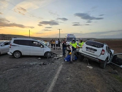 Zincirleme trafik kazasında 3 kişi &ouml;ld&uuml;, 4 kişi yaralandı